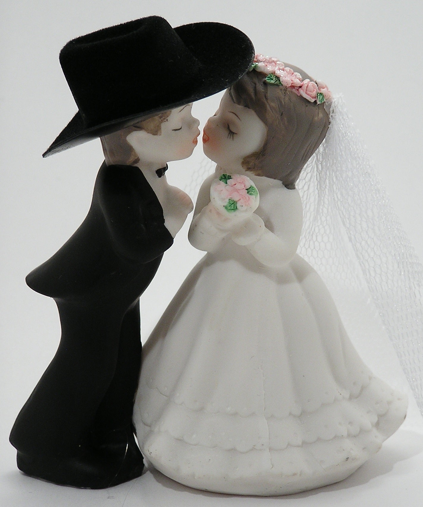 4-1/8" Kissing Couple Cake Top